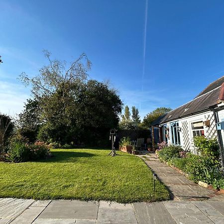 Cosy Cottage Ground Floor Bedroom Ensuite With Private Entrance Chichester Extérieur photo