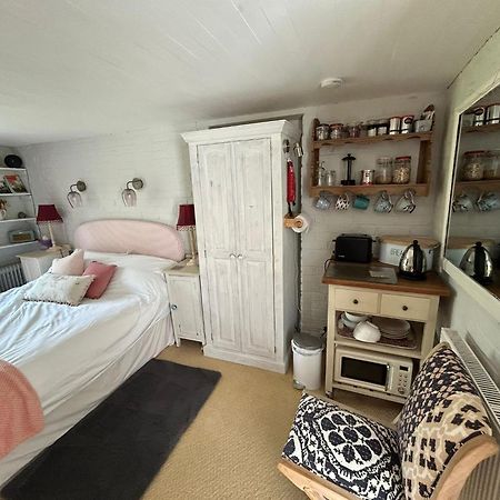 Cosy Cottage Ground Floor Bedroom Ensuite With Private Entrance Chichester Extérieur photo