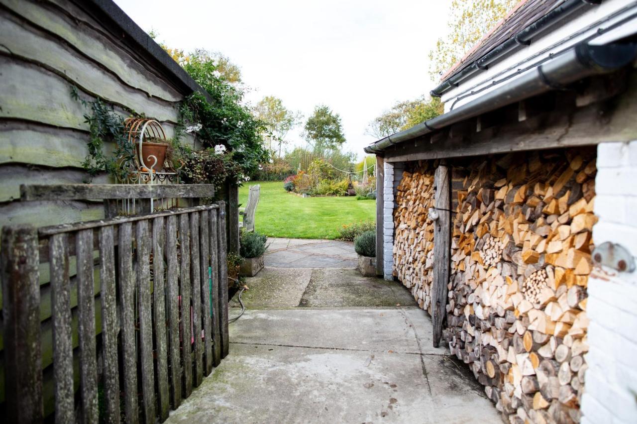 Cosy Cottage Ground Floor Bedroom Ensuite With Private Entrance Chichester Extérieur photo