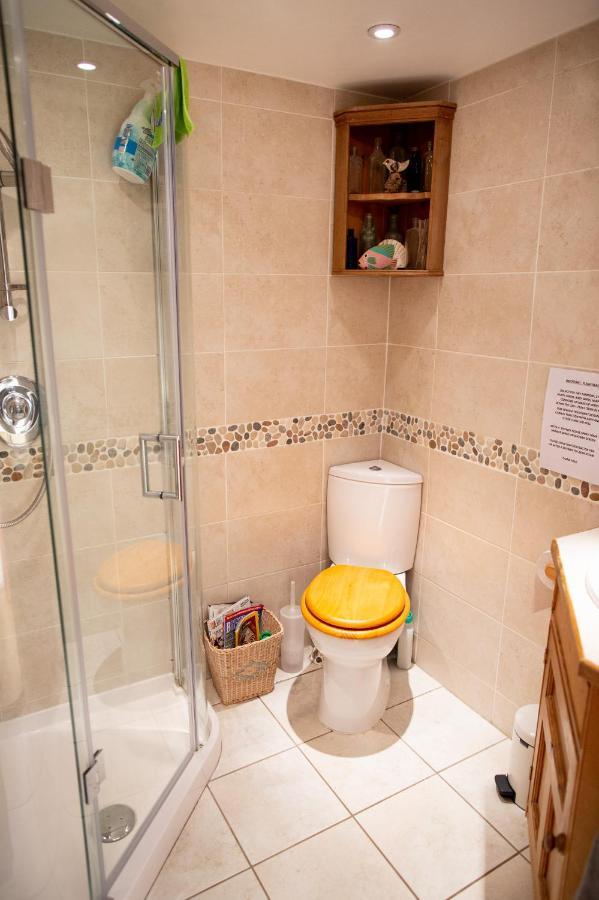 Cosy Cottage Ground Floor Bedroom Ensuite With Private Entrance Chichester Extérieur photo