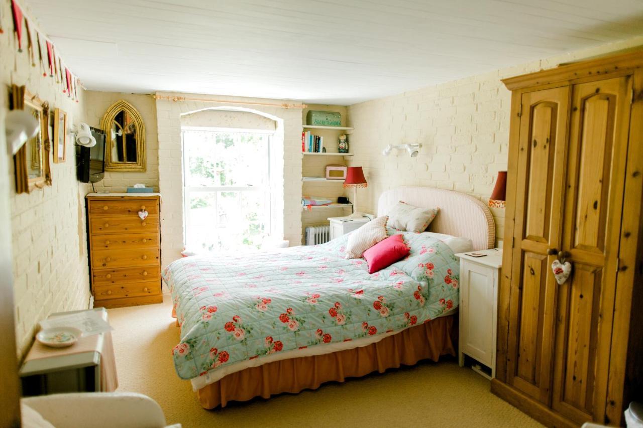 Cosy Cottage Ground Floor Bedroom Ensuite With Private Entrance Chichester Extérieur photo