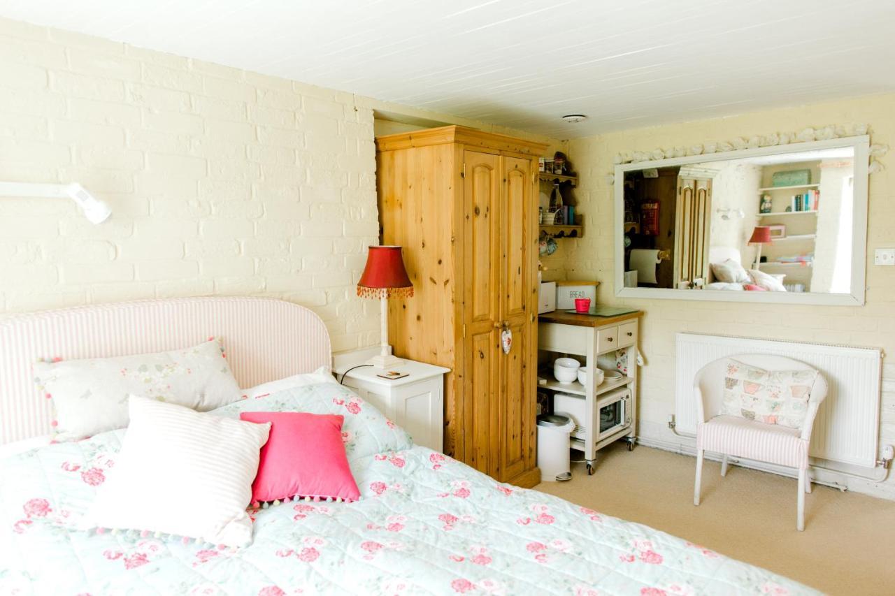 Cosy Cottage Ground Floor Bedroom Ensuite With Private Entrance Chichester Extérieur photo