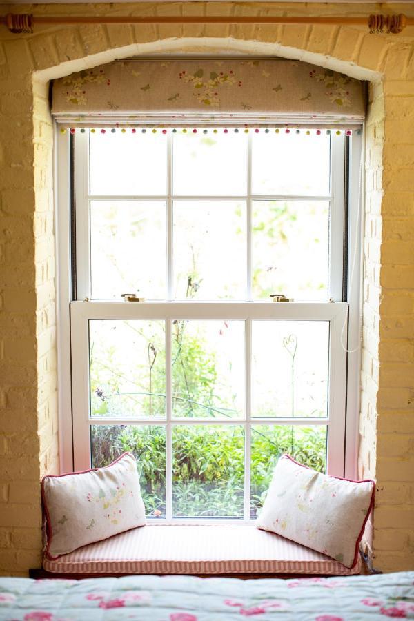 Cosy Cottage Ground Floor Bedroom Ensuite With Private Entrance Chichester Extérieur photo