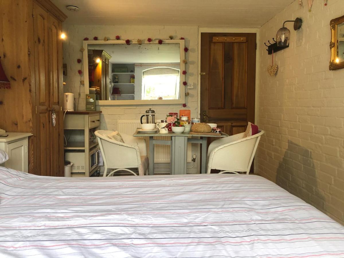 Cosy Cottage Ground Floor Bedroom Ensuite With Private Entrance Chichester Extérieur photo