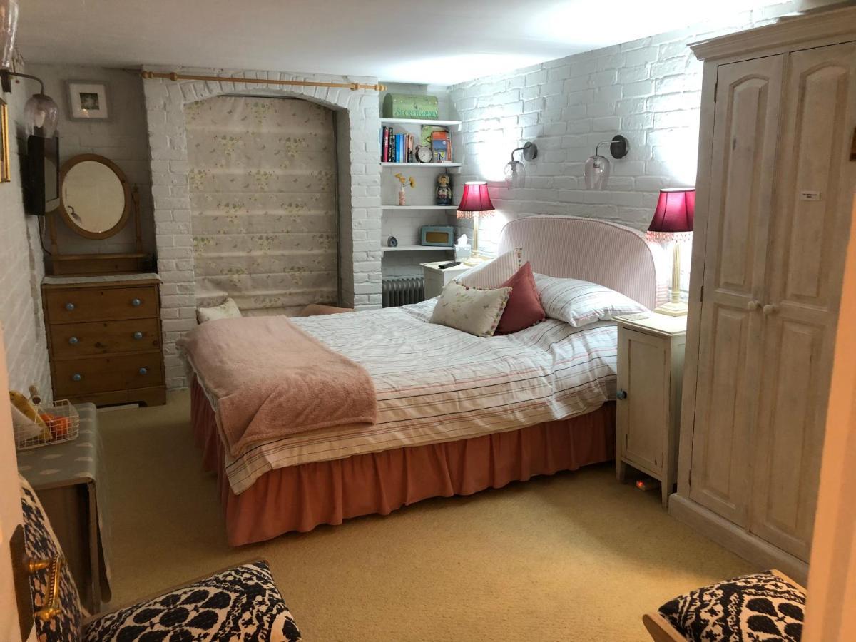 Cosy Cottage Ground Floor Bedroom Ensuite With Private Entrance Chichester Extérieur photo