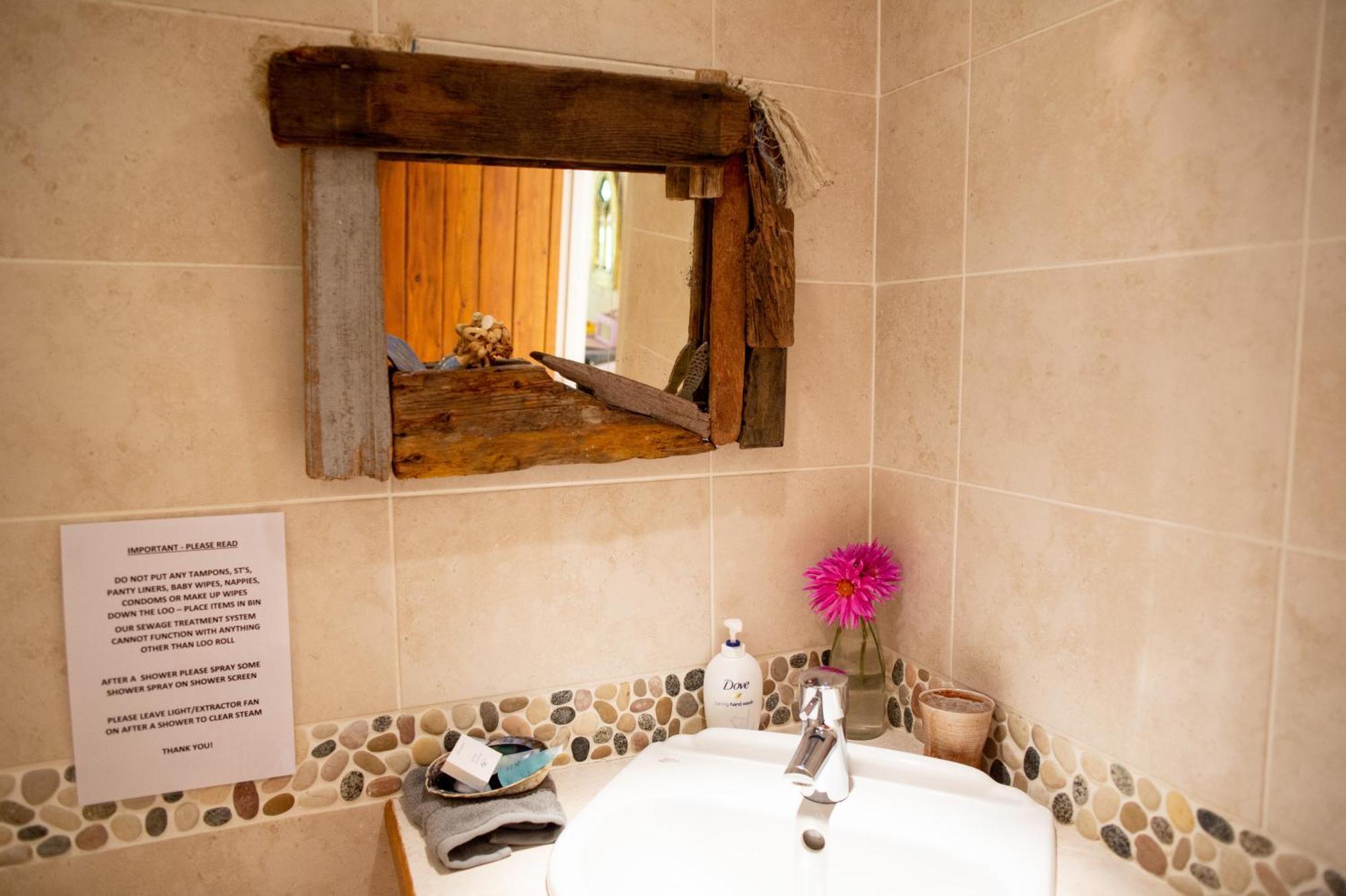 Cosy Cottage Ground Floor Bedroom Ensuite With Private Entrance Chichester Extérieur photo