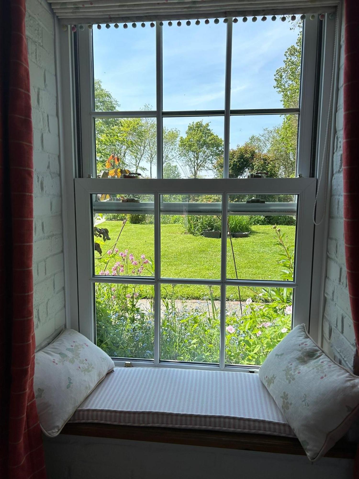 Cosy Cottage Ground Floor Bedroom Ensuite With Private Entrance Chichester Extérieur photo