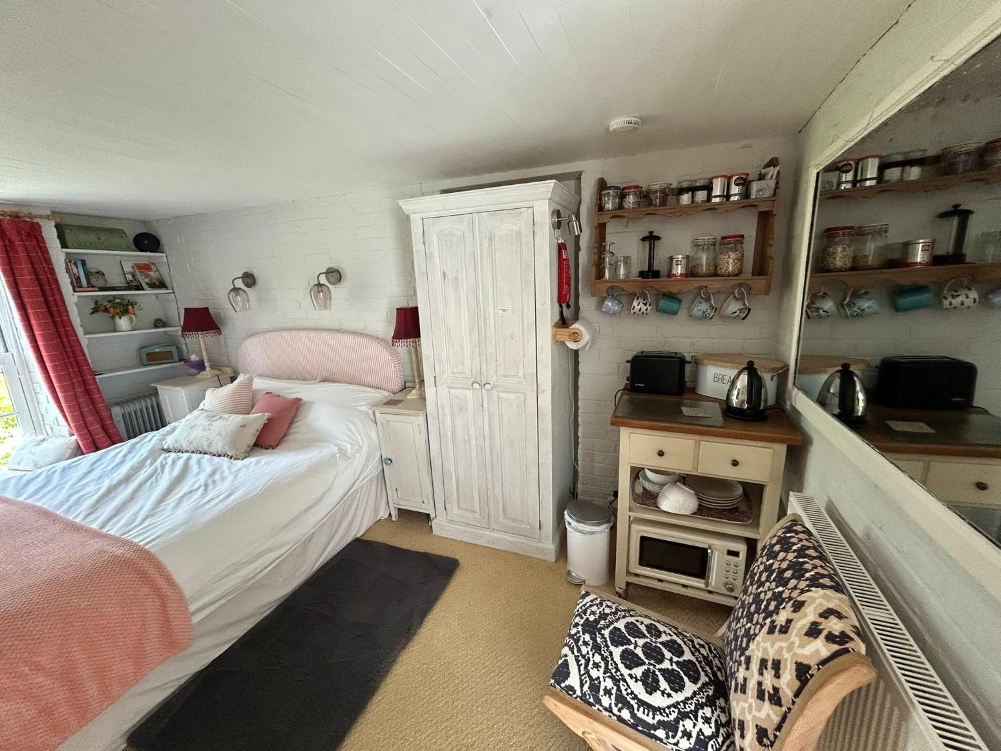 Cosy Cottage Ground Floor Bedroom Ensuite With Private Entrance Chichester Extérieur photo